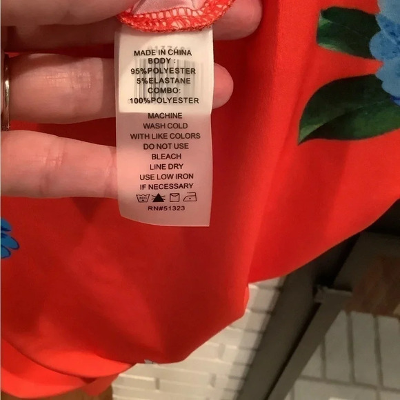 #32 Gorgeous Vince Camuto Red Floral Sleeveless Top Sz Large - Picture 10 of 10